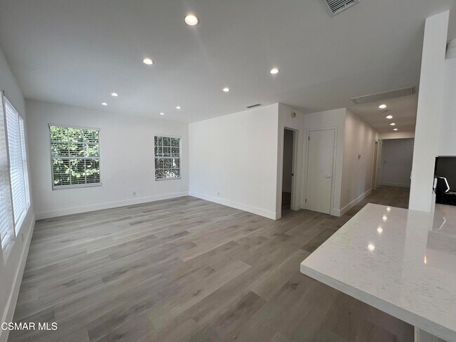 Foto del edificio - 4934 Enfield Ave