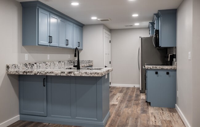 Building Photo - 3250 Midway Ave