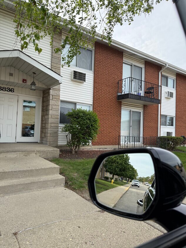 Foto del edificio - 8836 N Western Ave