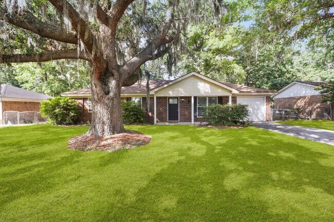 Foto del edificio - Settle Into Comfort in This Charming 3-Bedroom Home in Larchmont Estates