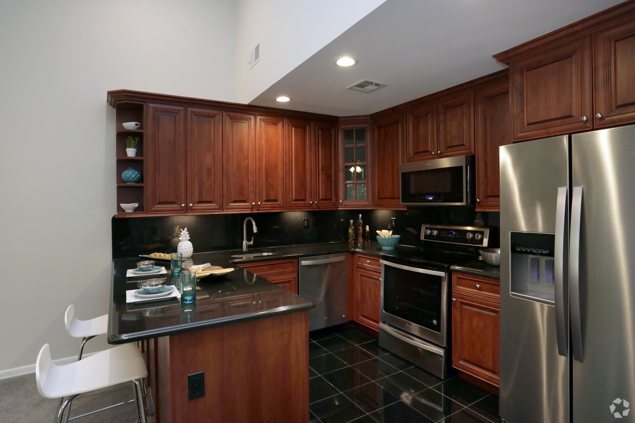 Large Island Kitchen - Fairfield Townhouses At Coram