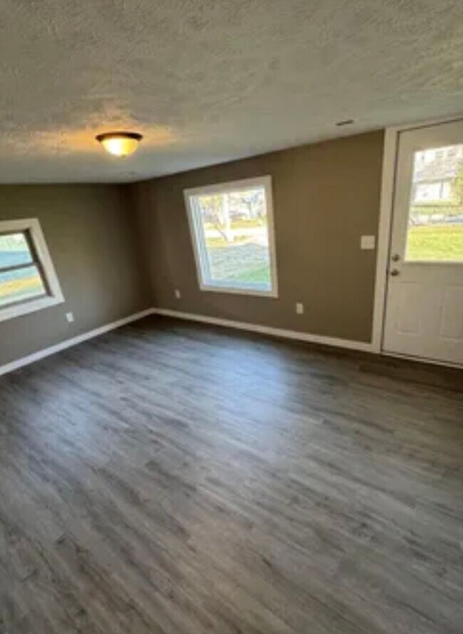 Building Photo - 2 bedroom/1 bath w/carport