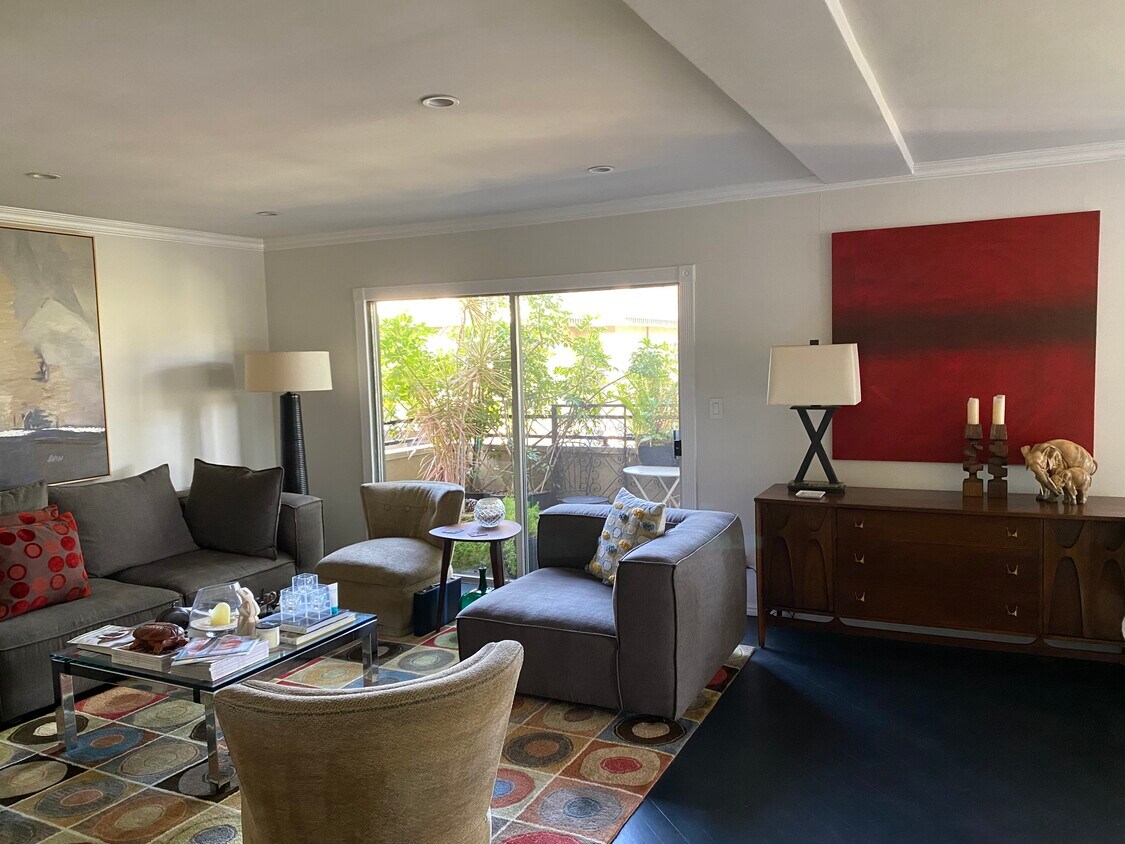 Living room - w balcony - 6740 Hillpark Dr