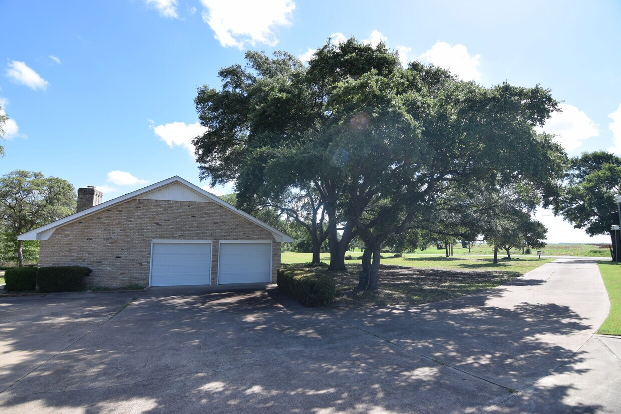 Primary Photo - 10920 Hartrick Bluff Rd