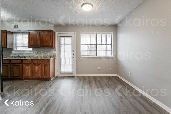 Building Photo - 820 Courtenay Pl