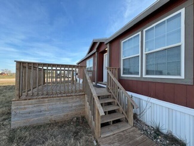 Building Photo - 3 bed 2 bath - available now
