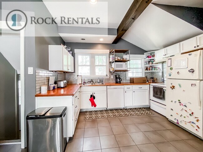 Foto del edificio - 4 Bed 2.5 Bath House in Convenient Location