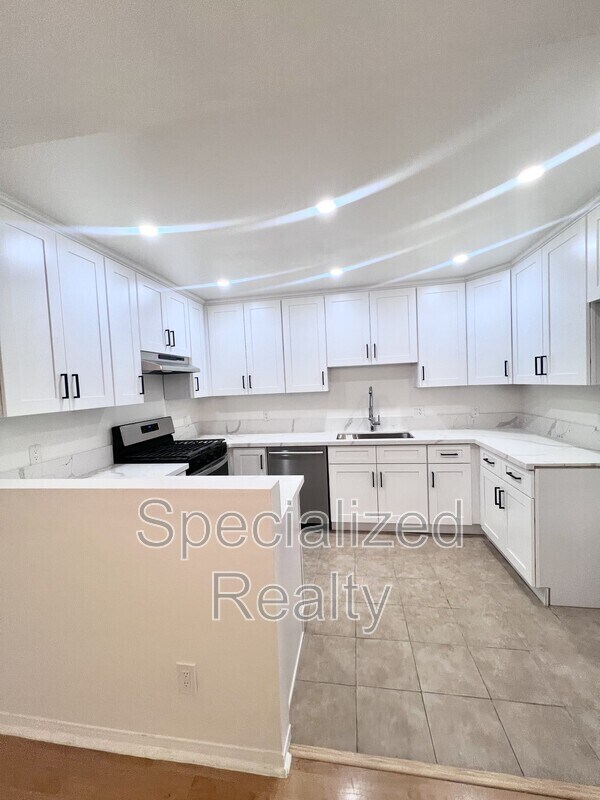 Building Photo - 5325 Romaine St