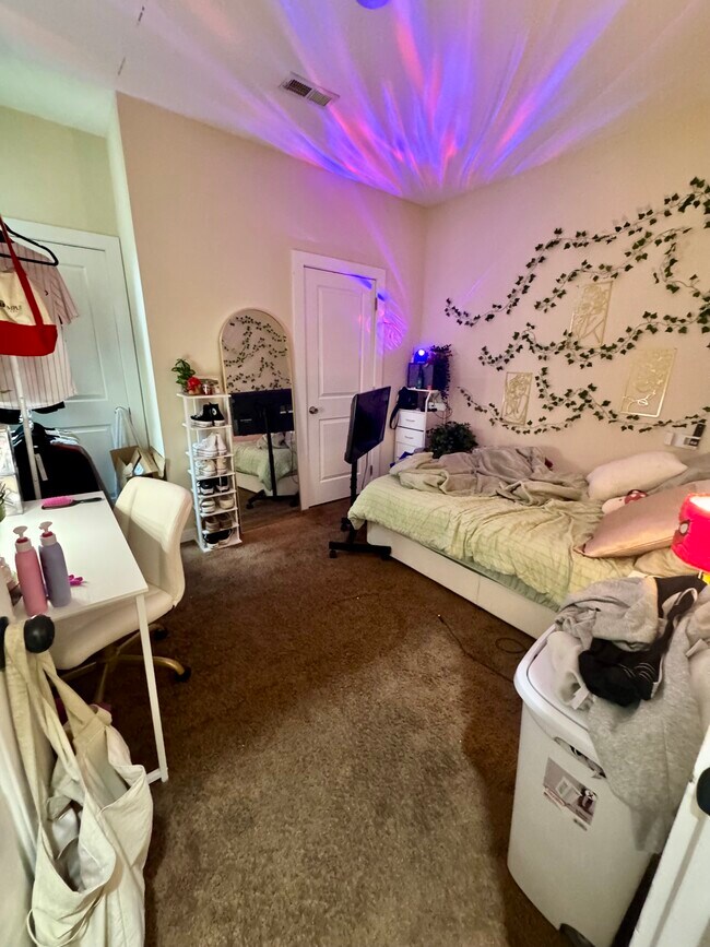 Dormitorio con muebles - 1704 Cecil B Moore Ave