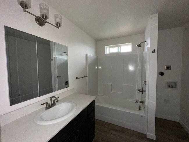Building Photo - Beautifully Done Townhome in Phoenix Avail...