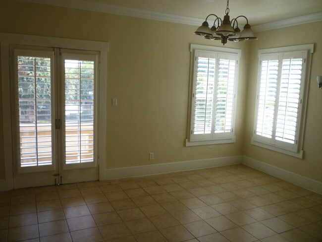 Building Photo - 261 Parke St