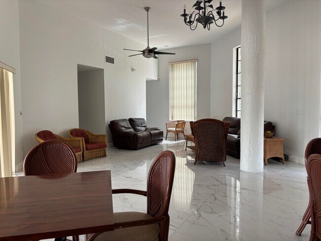 Foto del edificio - 9121 W Sunrise Blvd