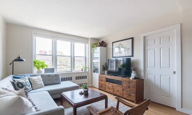 Foto del edificio - Spacious and sunny top-floor one bedroom one bathroom