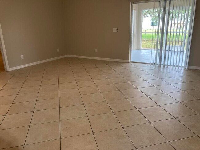 Foto del edificio - 923 NW 12th Terrace