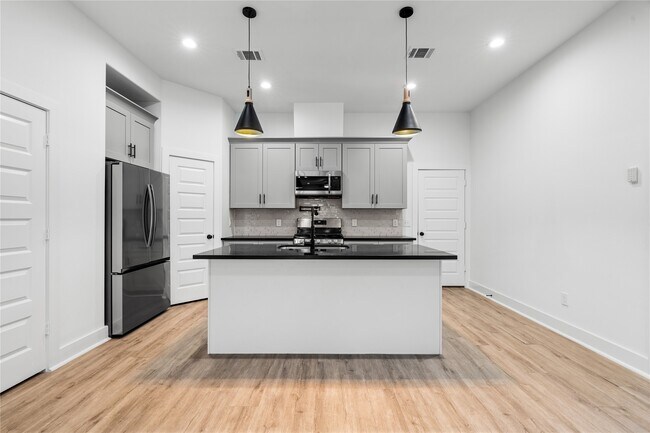 Building Photo - 2213 Lee St