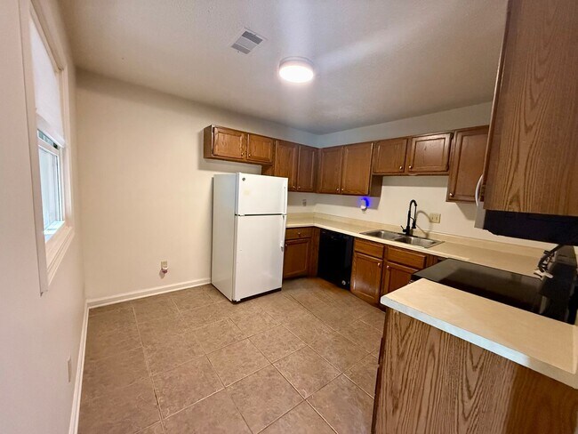 Building Photo - 1401 Elmdale Pl