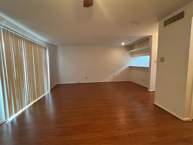 Building Photo - 2826 S Bartell Dr