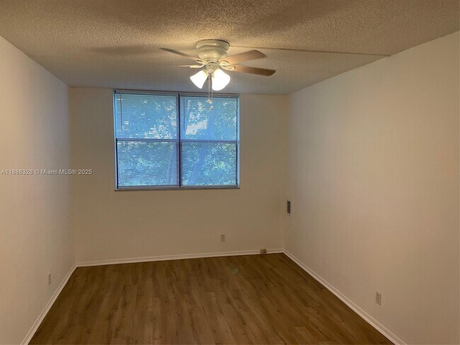 Foto del edificio - 2401 Riverside Dr