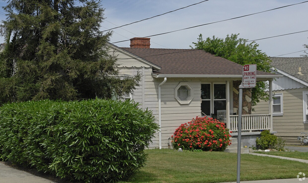 Building Photo - 1924 Almond Ave