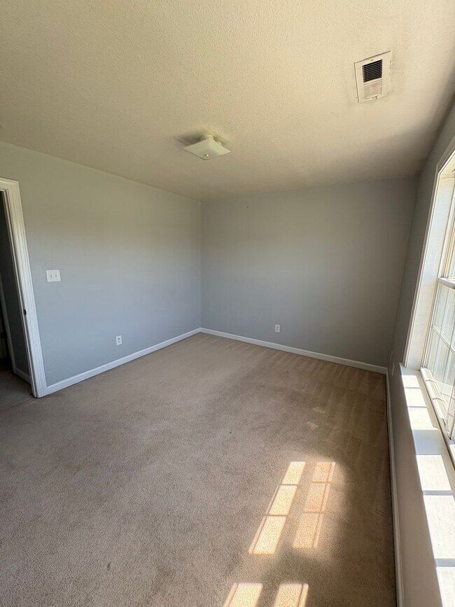 Foto del edificio - Charming two bedroom one and a half bath town home that is centrally located. Just a short drive ...