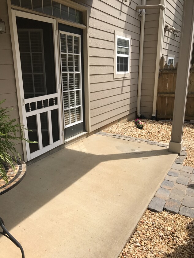 Covered patio with privacy fence - 7245 HWY 70S