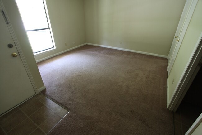 Building Photo - 2B/1B Duplex - Available August 2026!