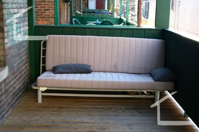 Foto del edificio - Nicely renovated 4 bed unit near BU and the Green Line.