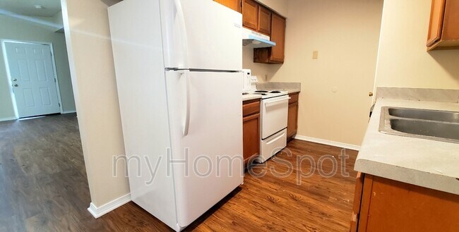 Foto del edificio - 425 Pine Crescent Way