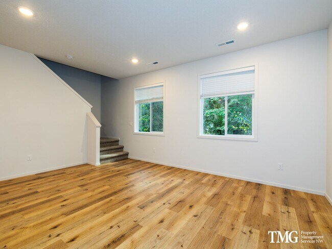 Foto del edificio - Beautiful- 3BD/2.5BA Townhome w Attached G...
