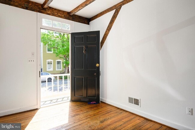 Building Photo - 407 S Royal St