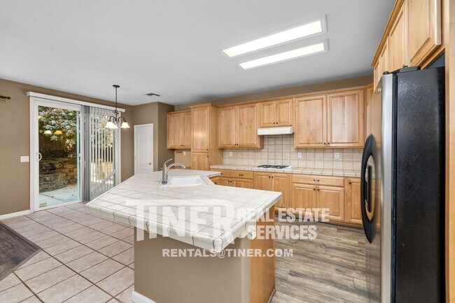 Foto del edificio - 6530 Aster Ct