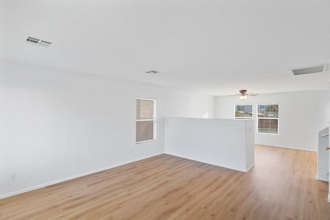 Foto del edificio - BEAUTIFUL 3 BED HOME IN SUMMERLIN- NEW FLOORING! HUGE LOFT!