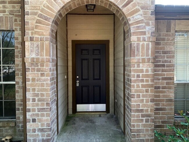 Building Photo - What a Find! 4 Bedrooms!