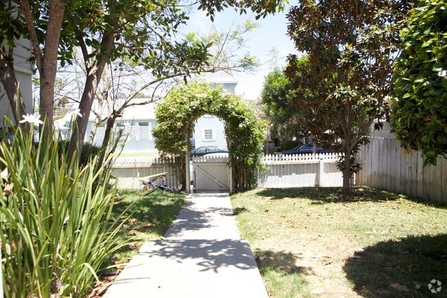 Building Photo - 836 3rd St