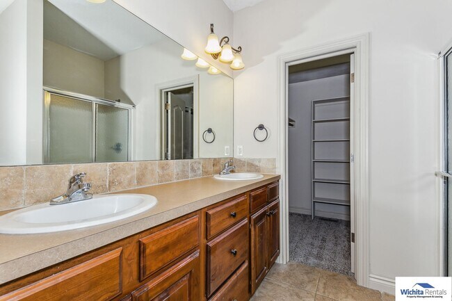 Foto del edificio - 9804-9806 E 19th St N