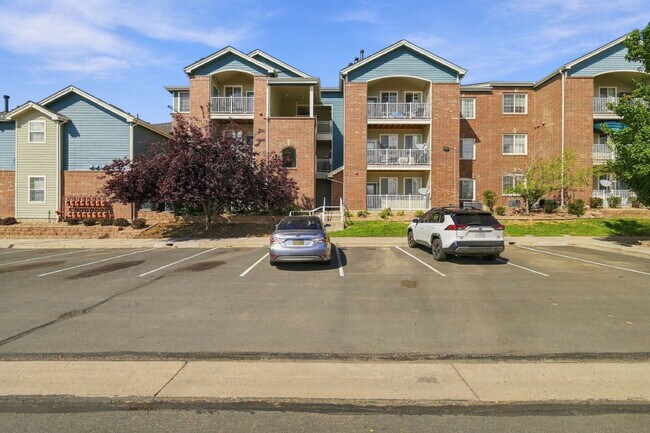 Foto del edificio - $1,679.95 with $300 Cleaning Voucher, 1 Bed - 1 Bath, Condo in Aurora with In-Unit Laundry!