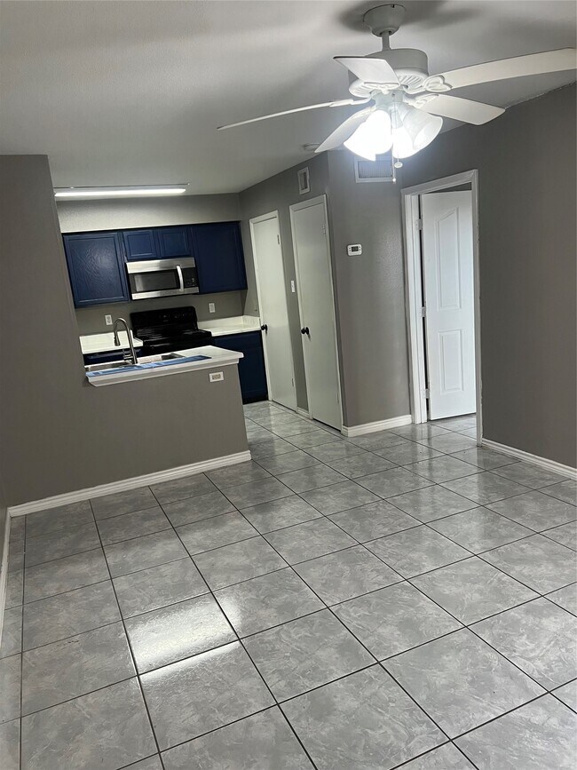 Building Photo - 3900 Woodchase Dr