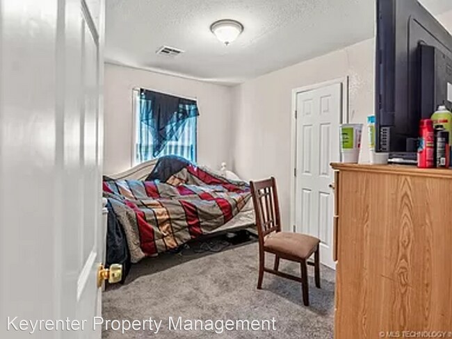 Building Photo - 3 br, 1 bath House - 243 E 43rd St N