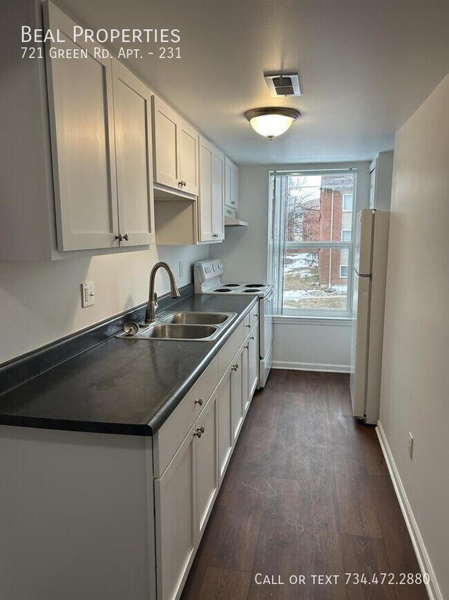 Building Photo - 721 Green Rd