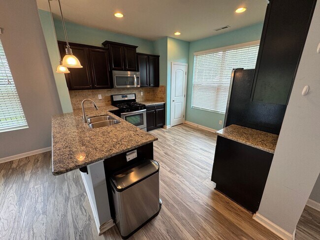 Foto del edificio - Bright & Spacious End Unit in Thompson Ridge