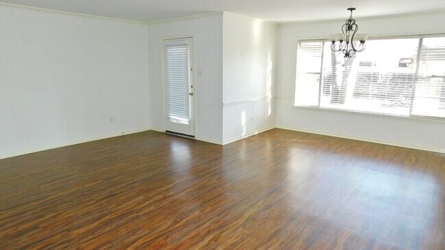 Building Photo - Spacious 3 Bedroom Home w/Fenced Yard!