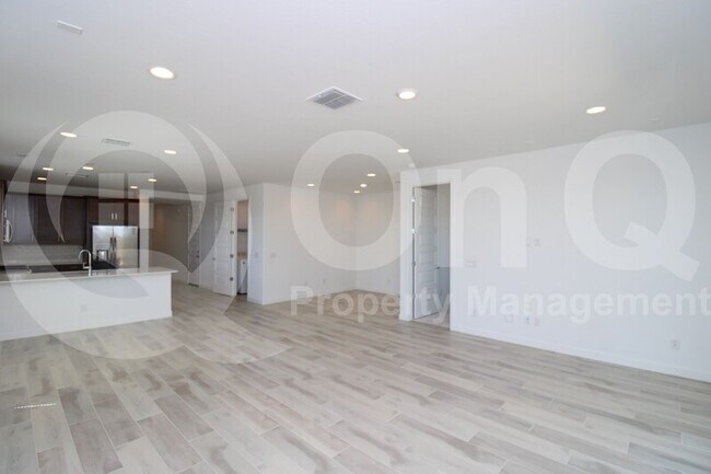 Foto del edificio - 17174 W Artemisa Ave