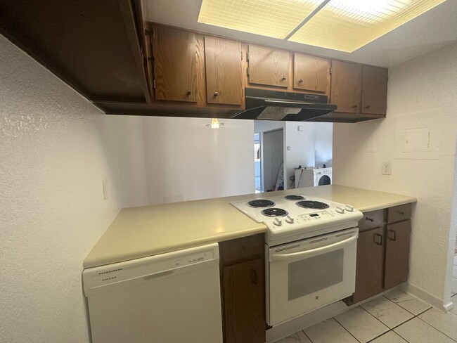 Building Photo - 2Br/1Ba Cute Condo Close to Downtown and H...