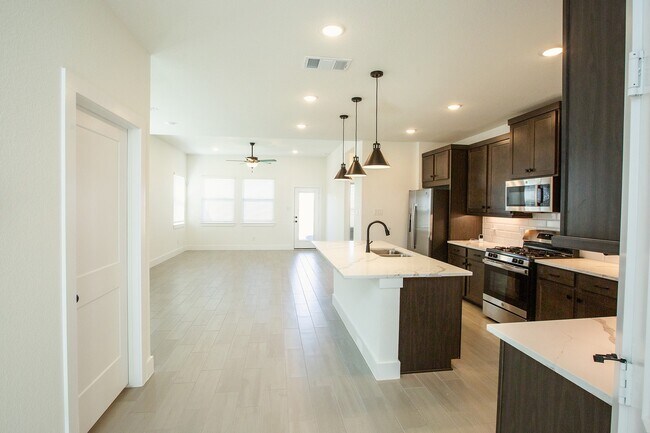 Foto del edificio - 21134 Garden Palm Dr