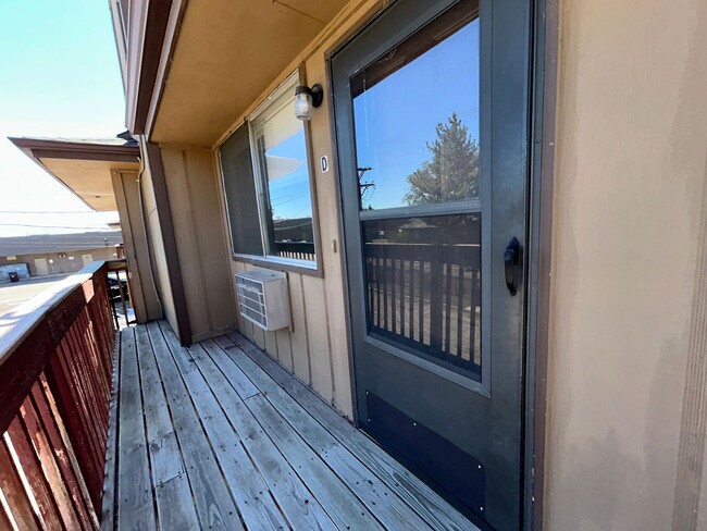 Building Photo - 2 Bedroom Apartment with Garage Available August 1st