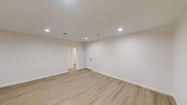 Building Photo - 5BD/2BA on Ewing!!