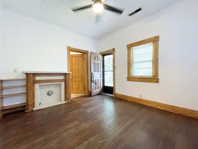 Building Photo - 2 Bedroom 1 Bathroom Bungalow