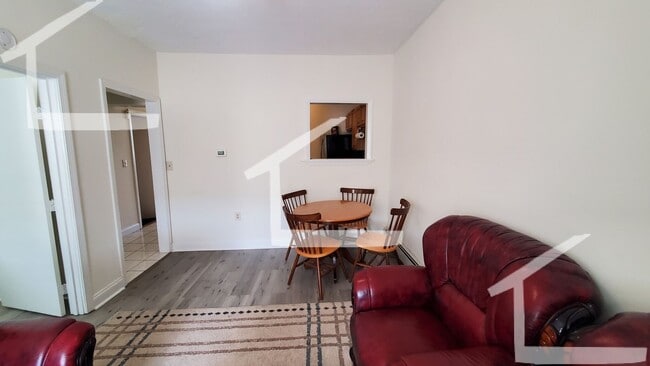 Building Photo - Conveniently located, beautifully maintain...