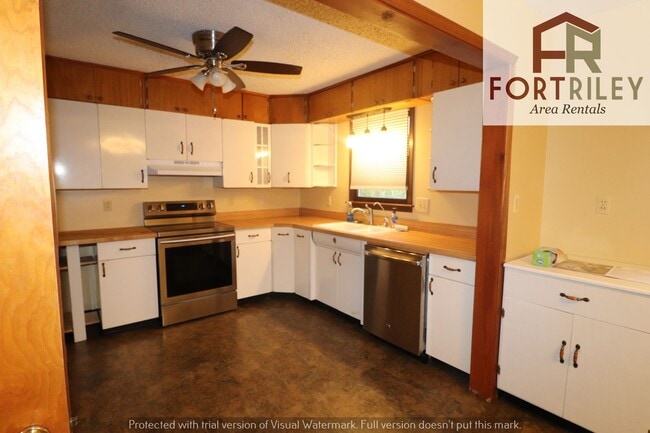 Building Photo - Spacious home for rent