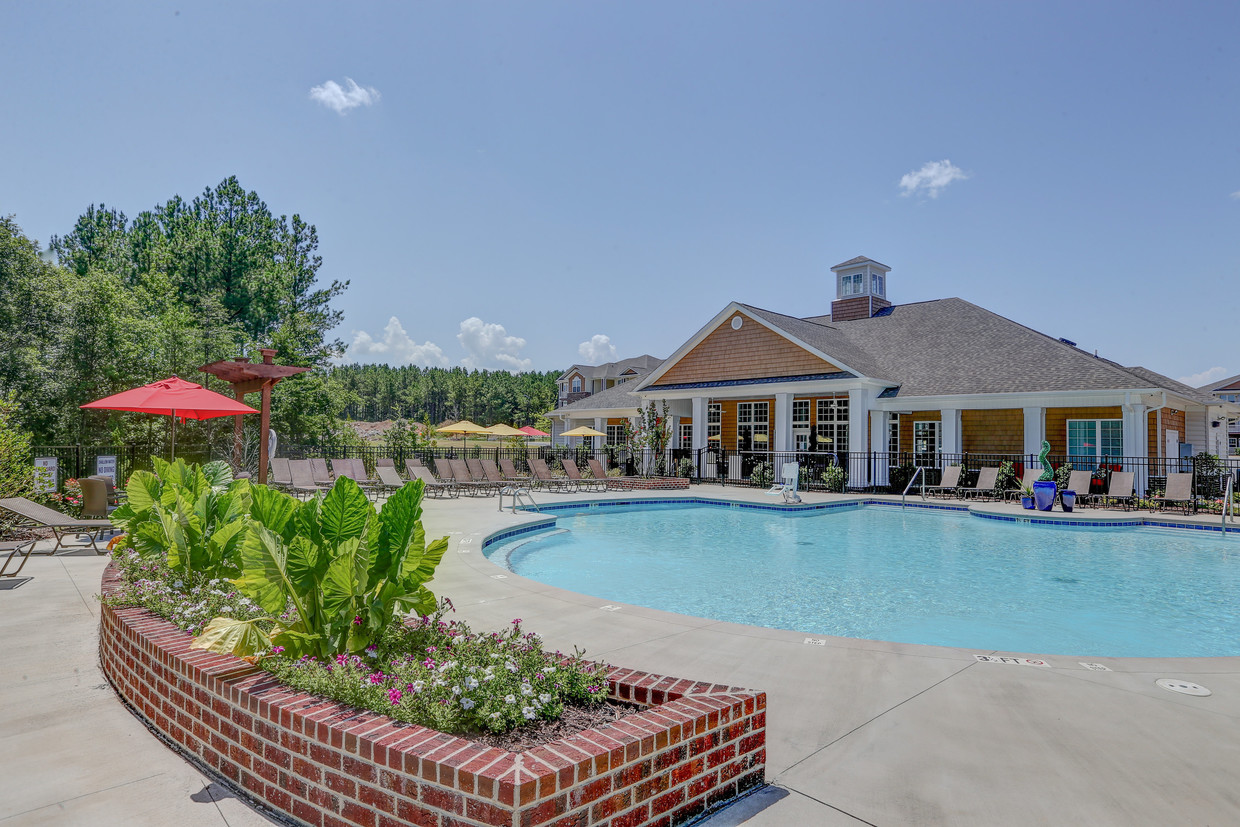 Piscina paradisíaca estilo centro turístico - Gateway at Rock Hill Apartments